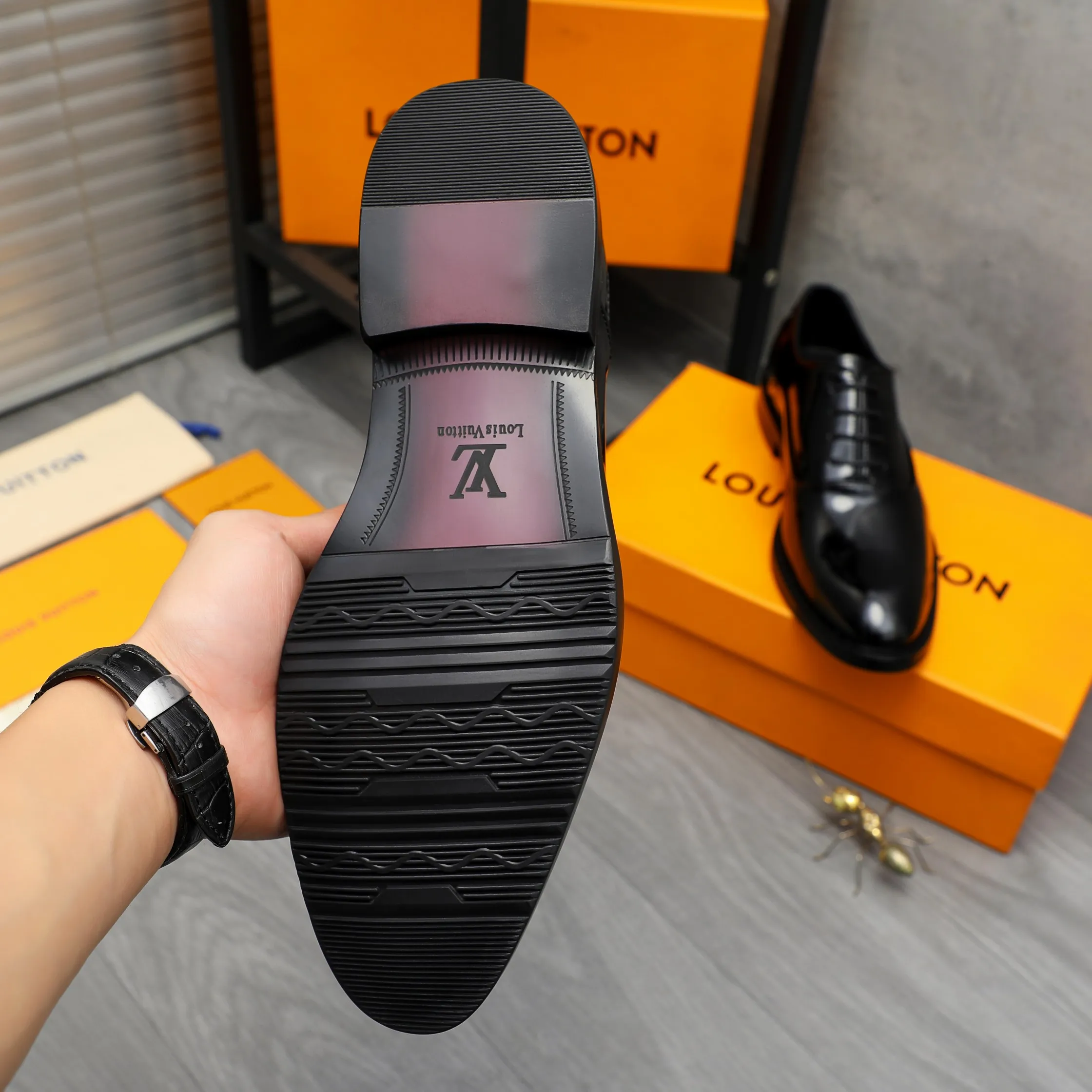 Men's shoes 💰p460 Product trademark: LV (Louis Vuitton) business lace-up formal leather shoes Regular size: 39-44 (38.45 custom-made, non-returnable) Product materials: Selected high-quality pearlescent cowhide upper, cowhide lining, original rubber outsole